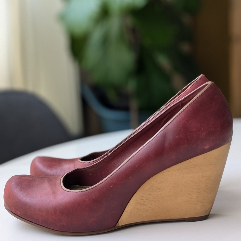 Kenneth Cole Reaction Wedge Burgundy women's 8.5